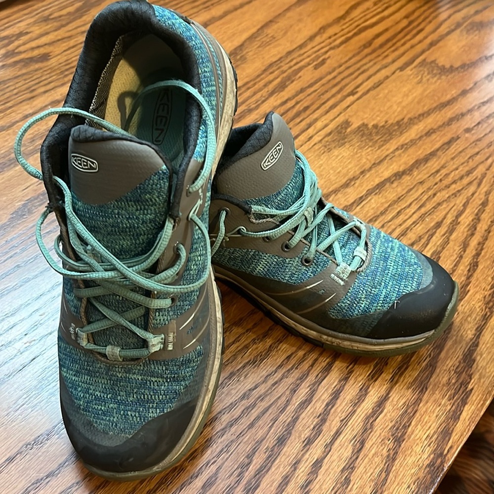 Womans hiking shoe size Euro 39 US 81/2